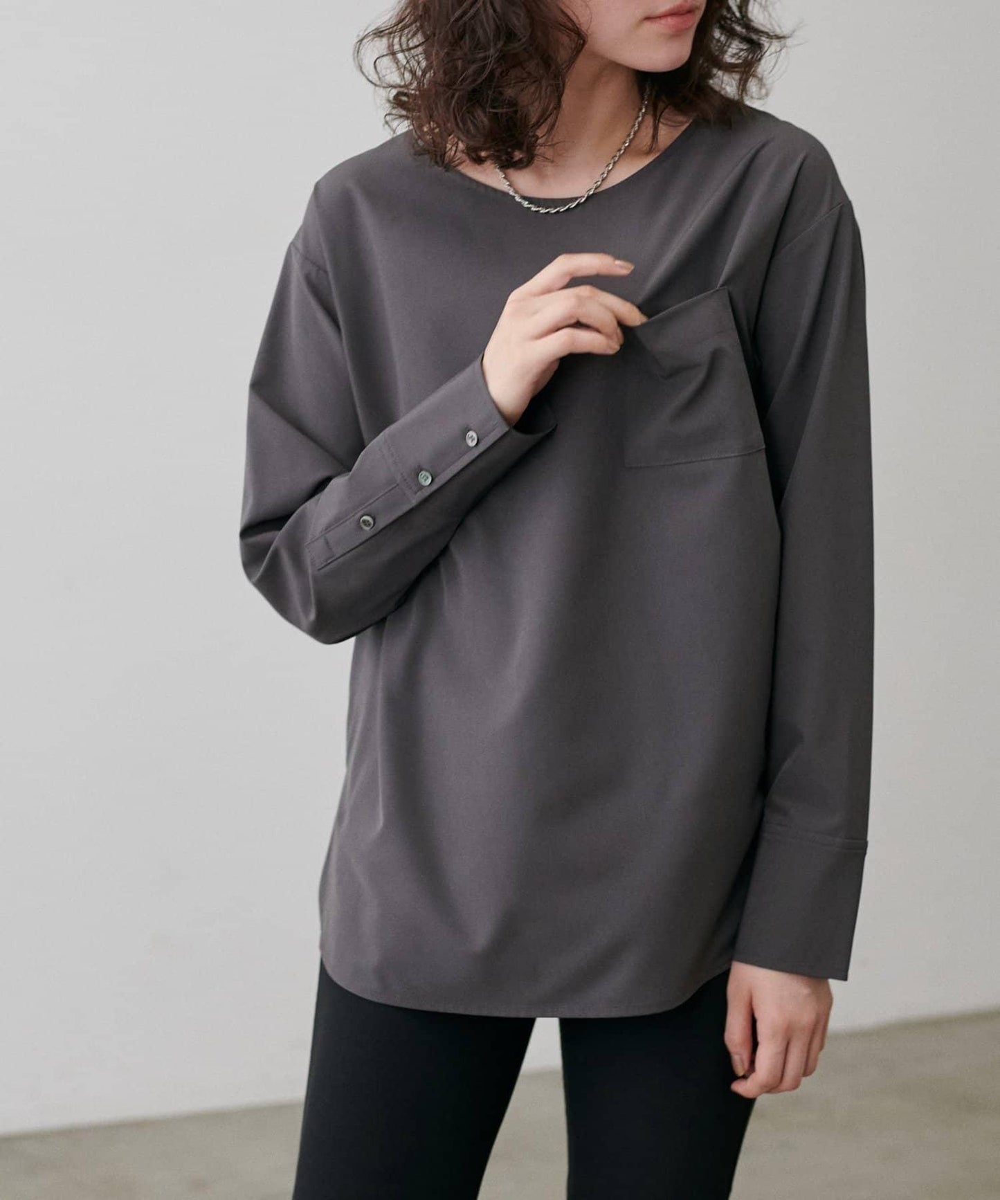 【LARUTA】寬幅PU混紡帶袖口套頭衫