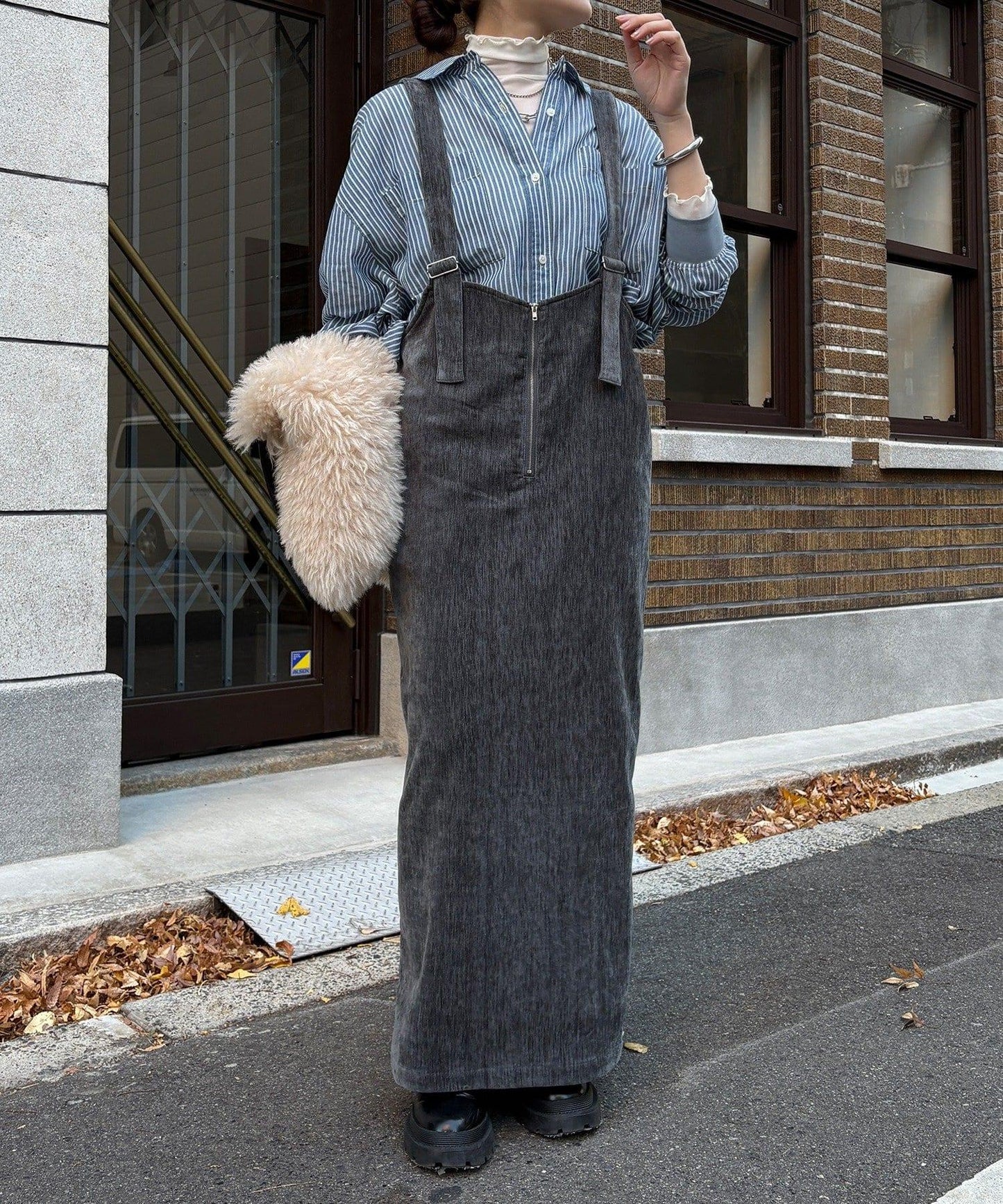 天鵝絨吊帶連衣裙