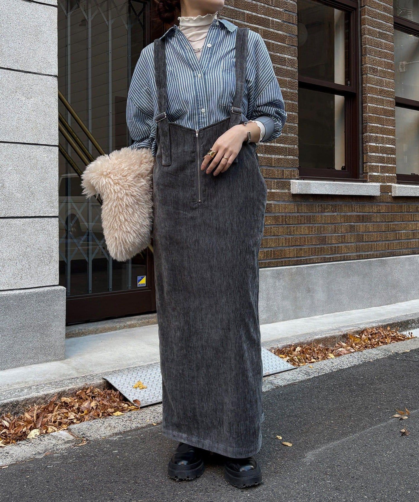 天鵝絨吊帶連衣裙