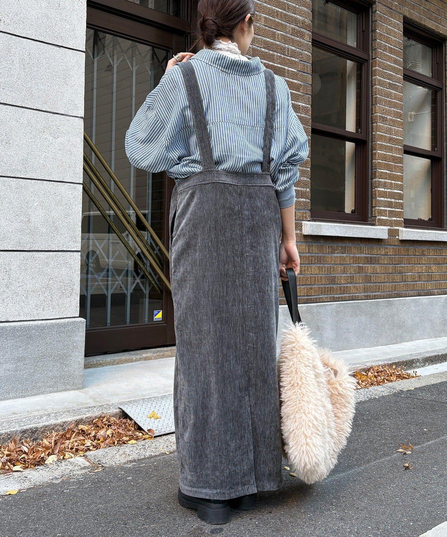 天鵝絨吊帶連衣裙