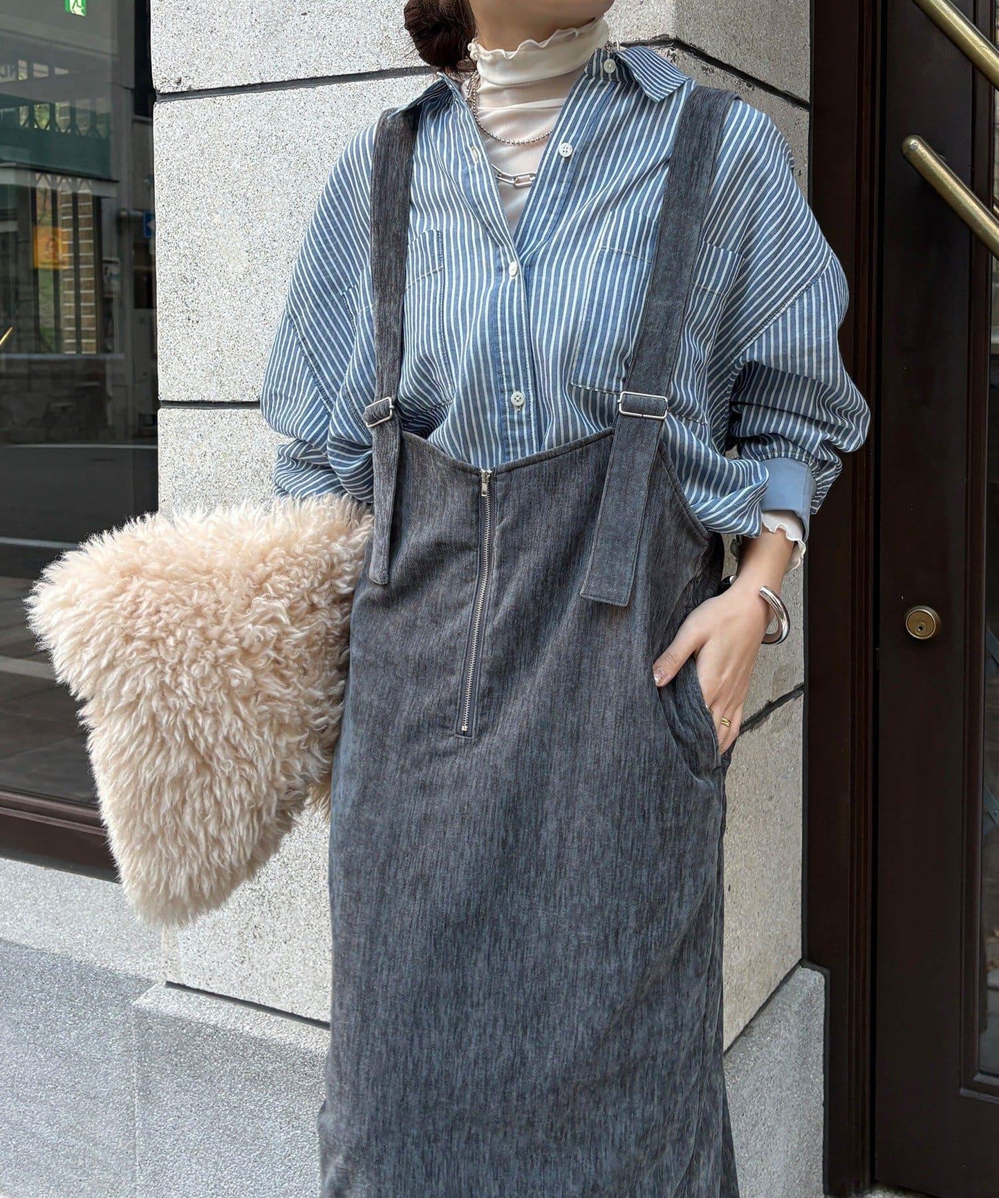 天鵝絨吊帶連衣裙