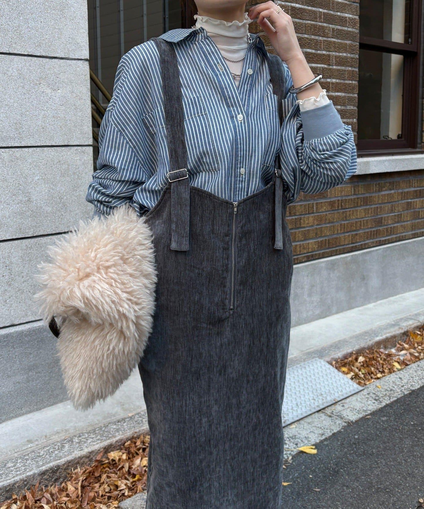 天鵝絨吊帶連衣裙