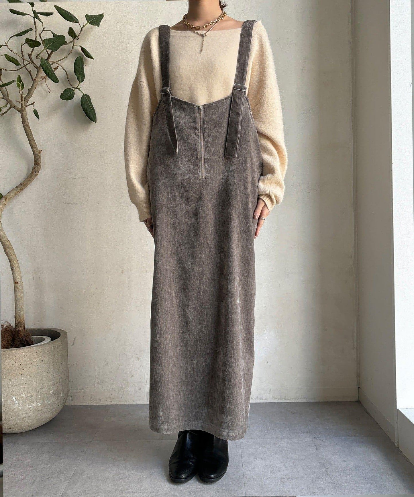 天鵝絨吊帶連衣裙