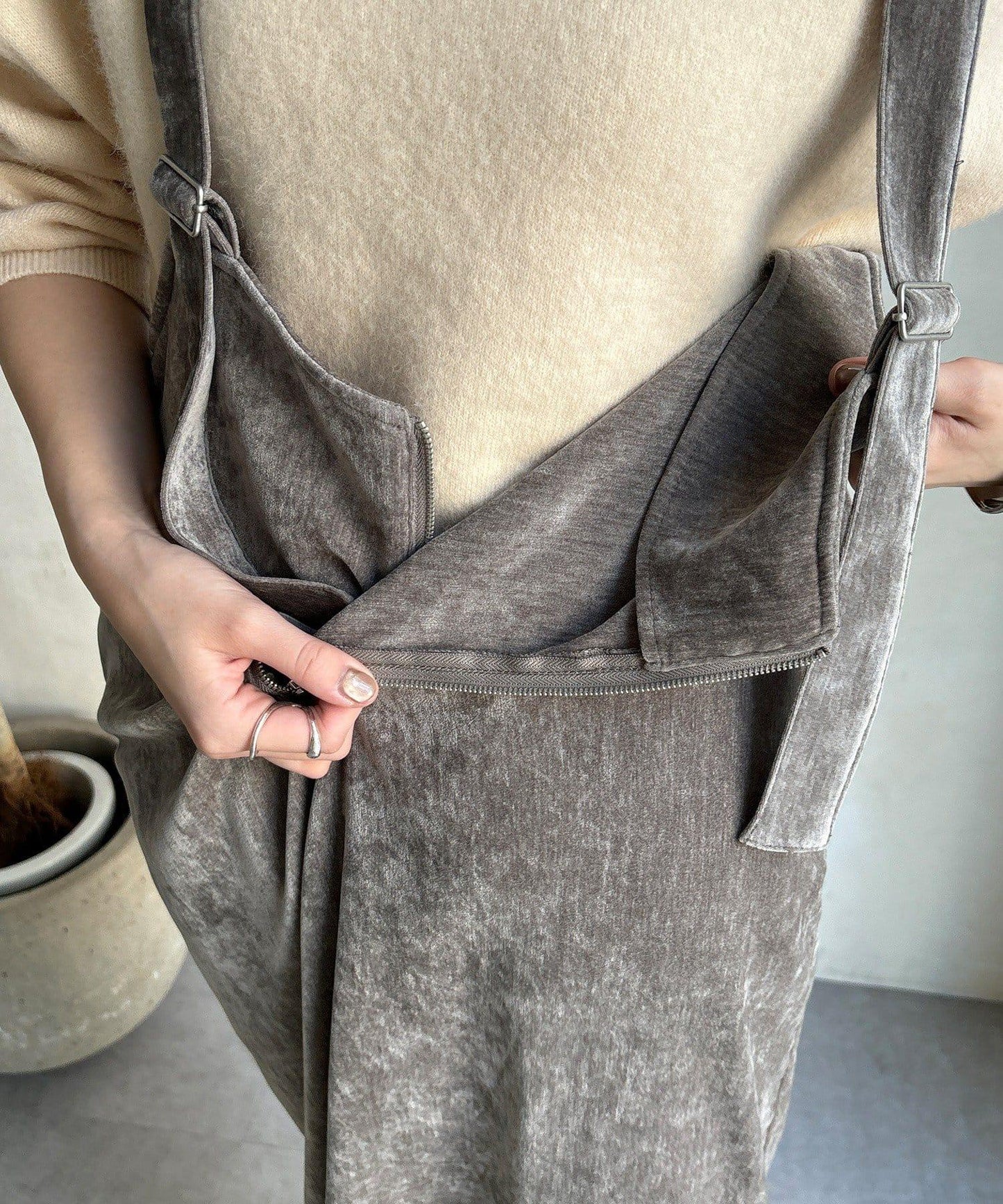 天鵝絨吊帶連衣裙