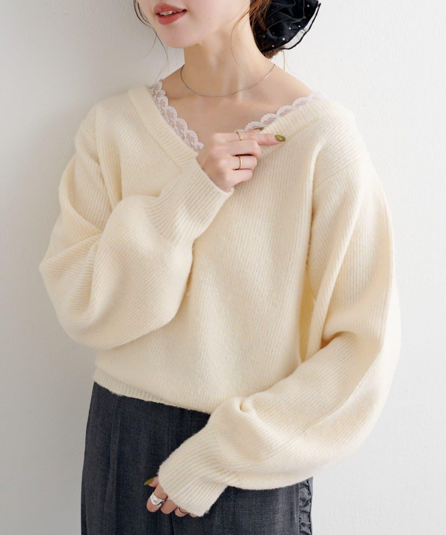 B 蕾絲拼接針織套頭衫