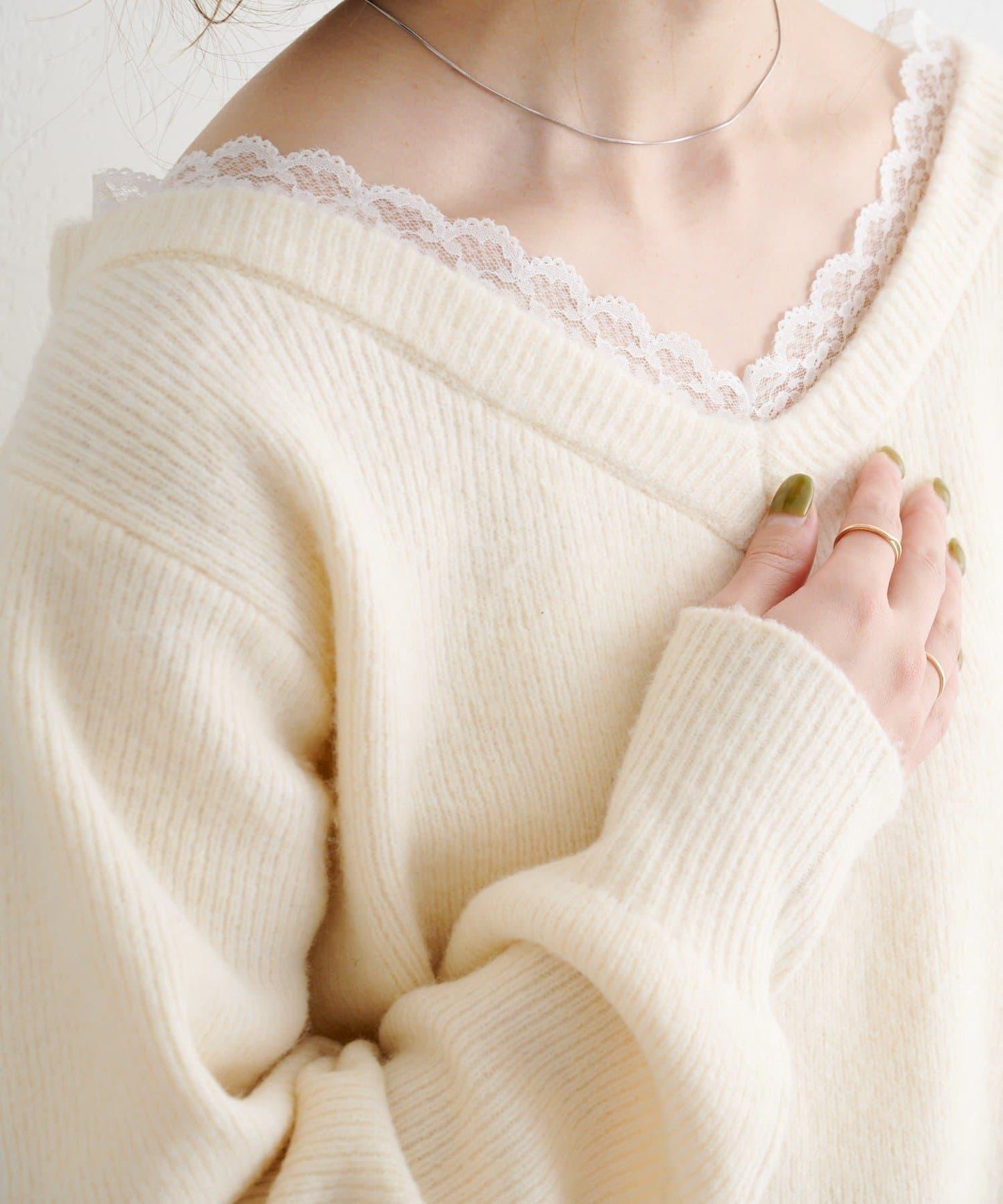 B 蕾絲拼接針織套頭衫