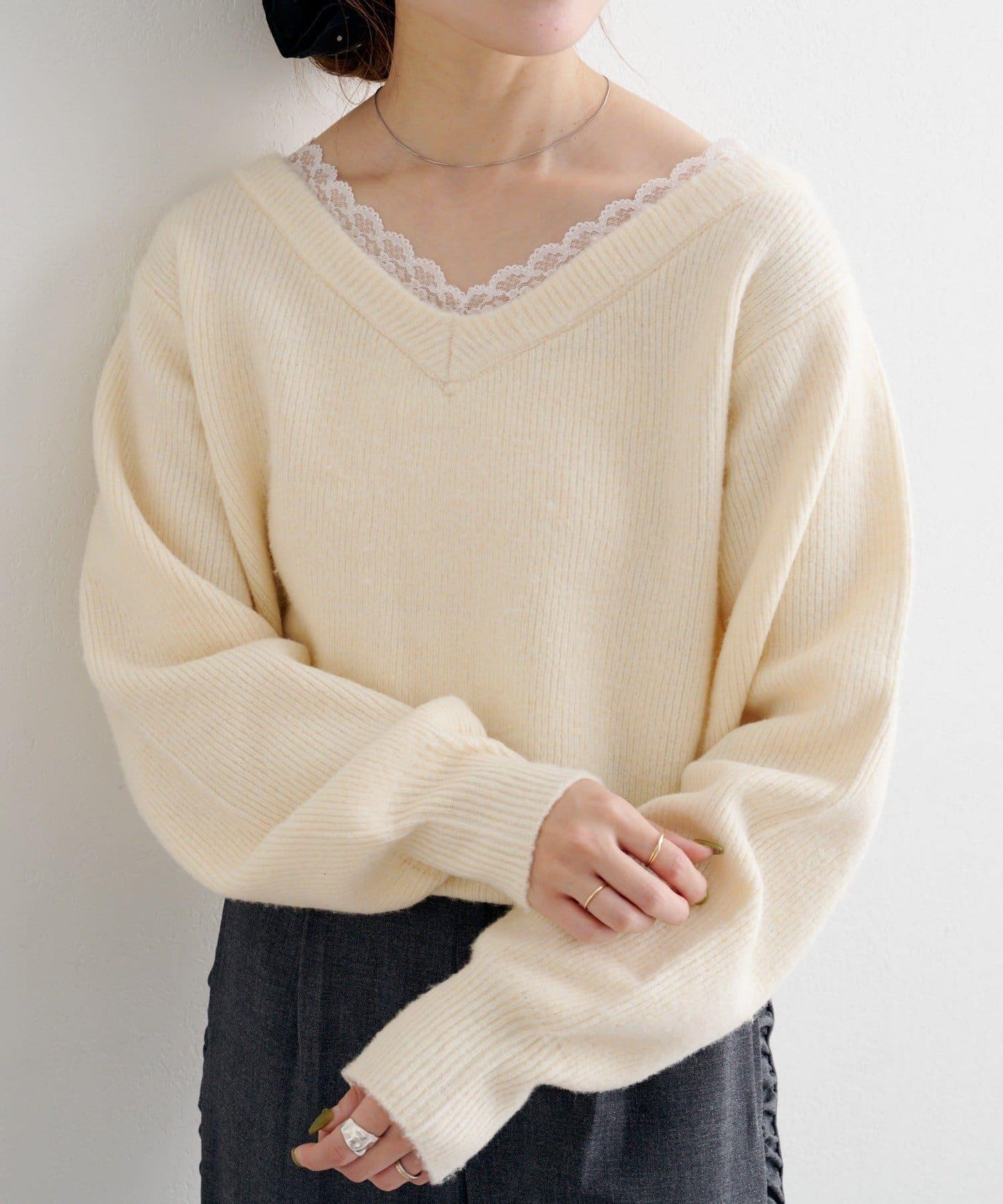 B 蕾絲拼接針織套頭衫