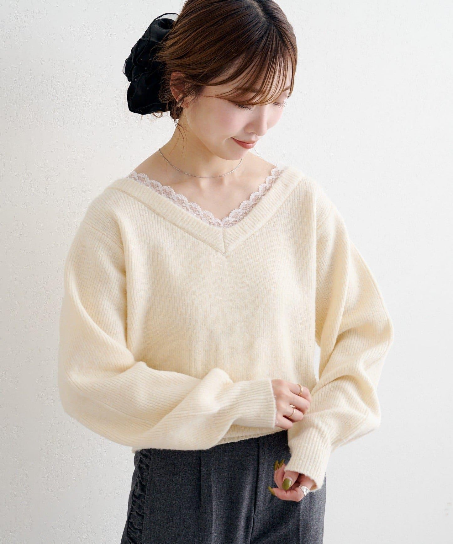 B 蕾絲拼接針織套頭衫