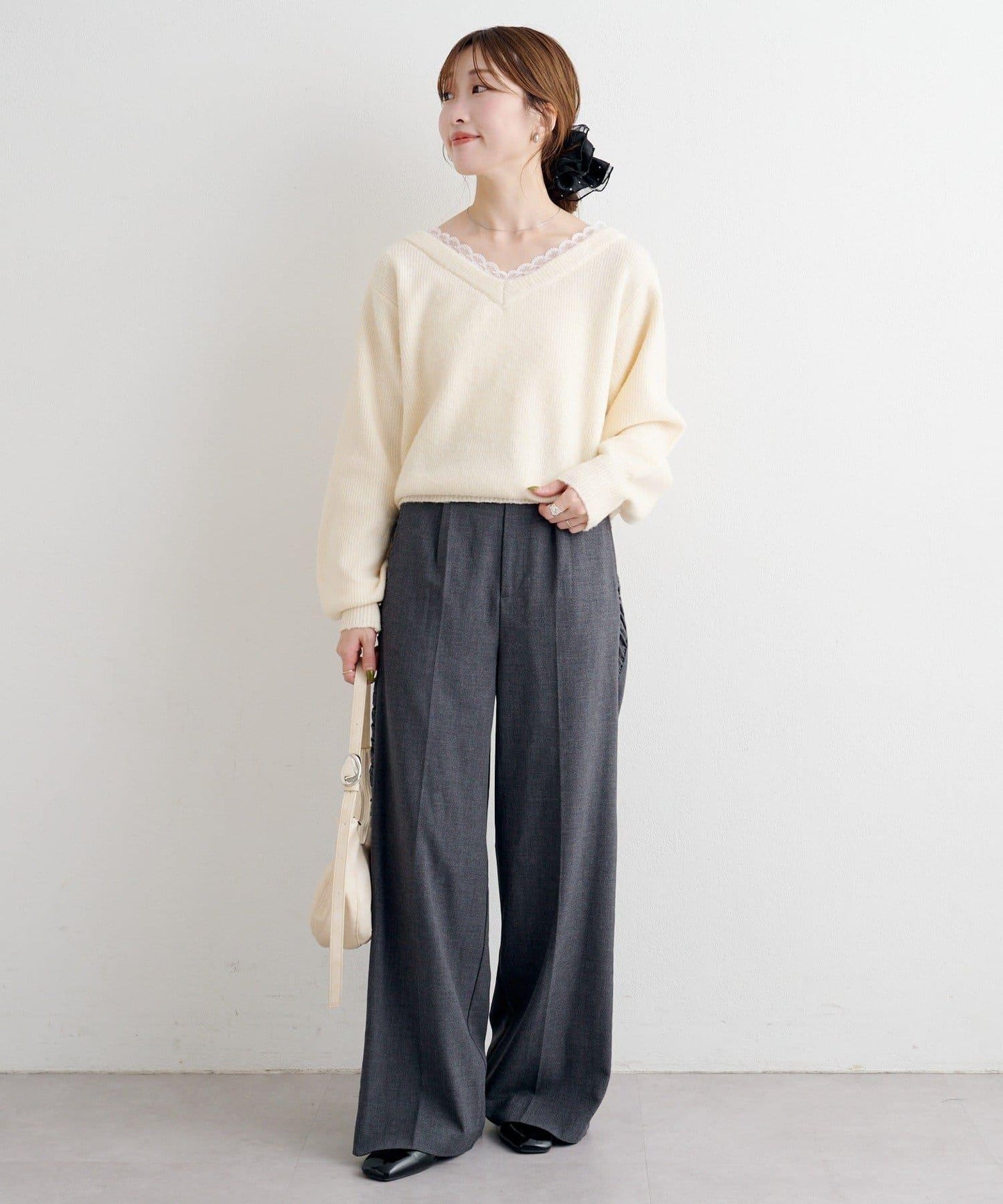 B 蕾絲拼接針織套頭衫