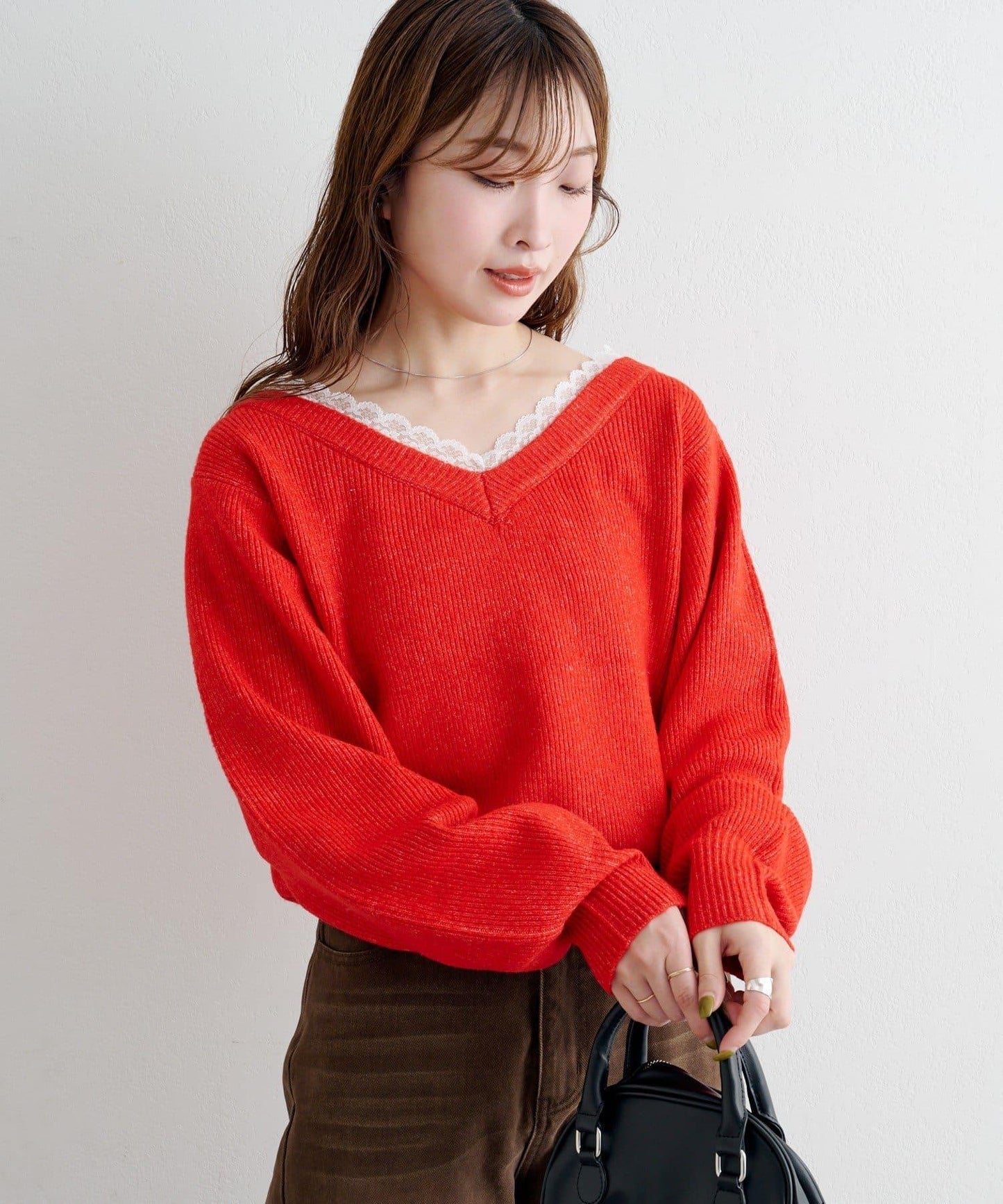 B 蕾絲拼接針織套頭衫