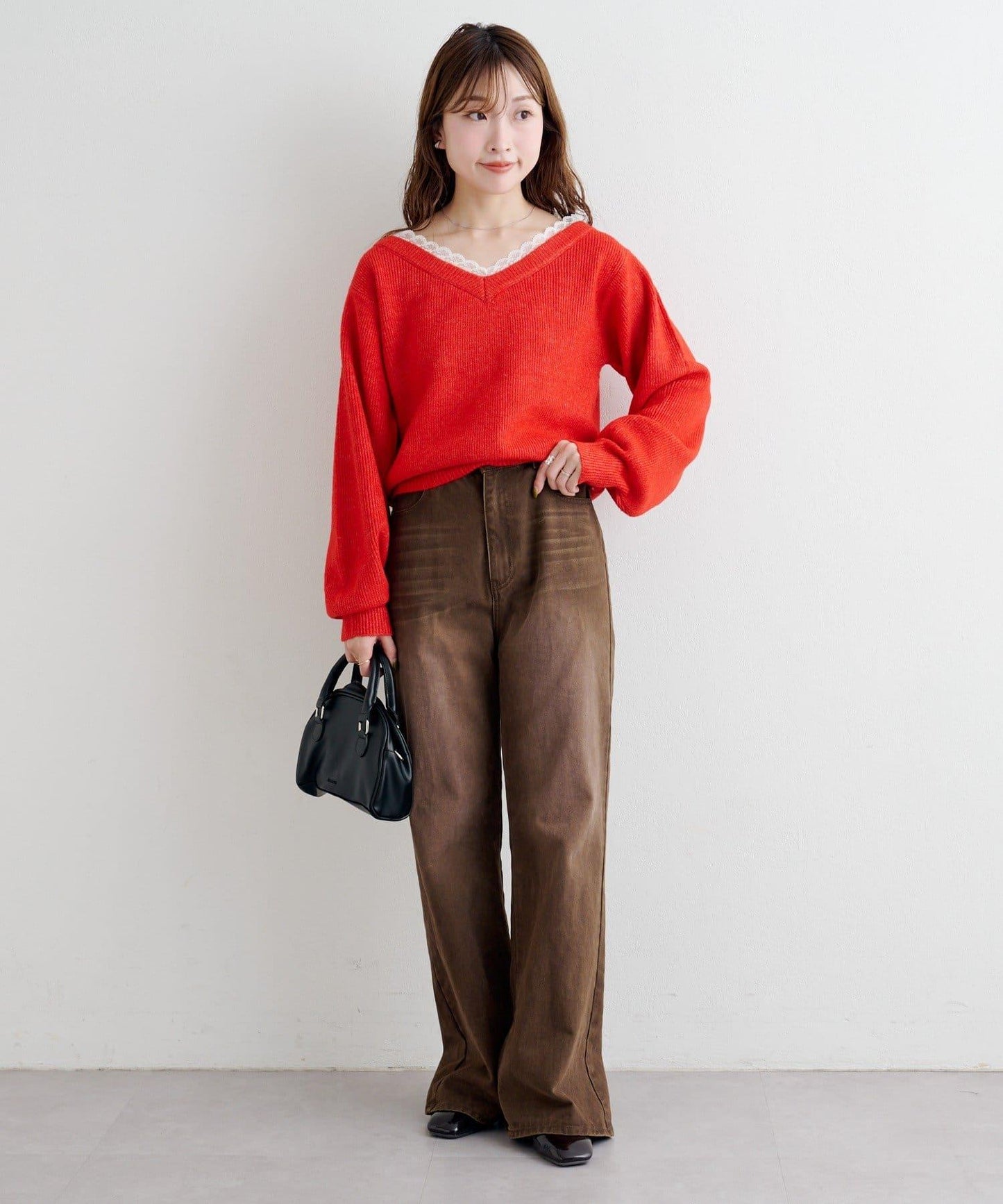 B 蕾絲拼接針織套頭衫