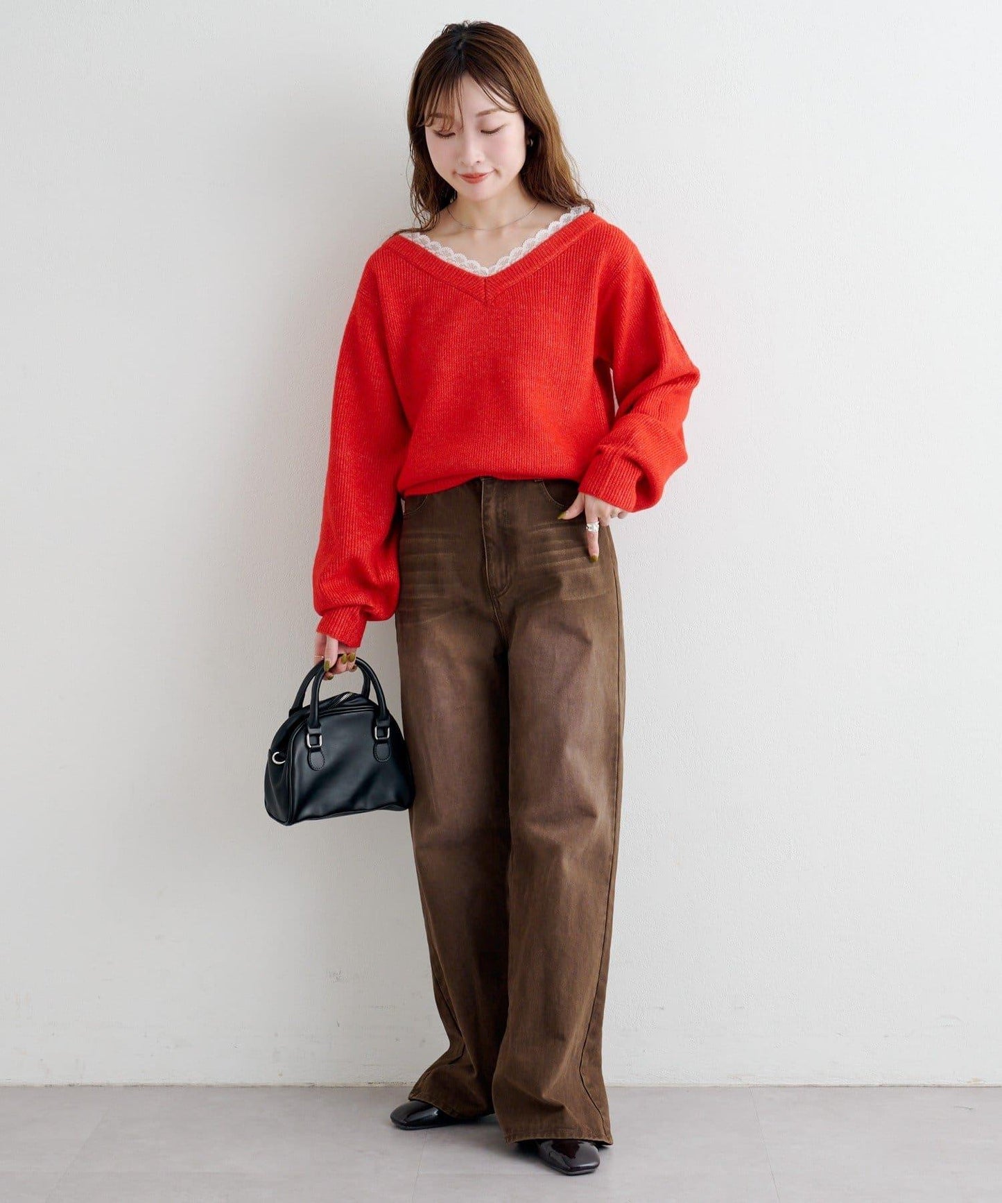 B 蕾絲拼接針織套頭衫