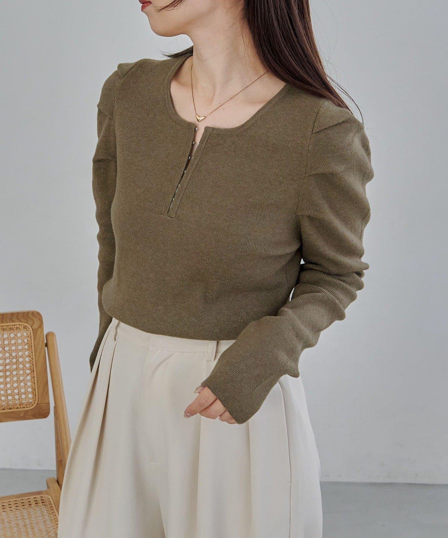 扣袢亨利領蓬鬆針織衫