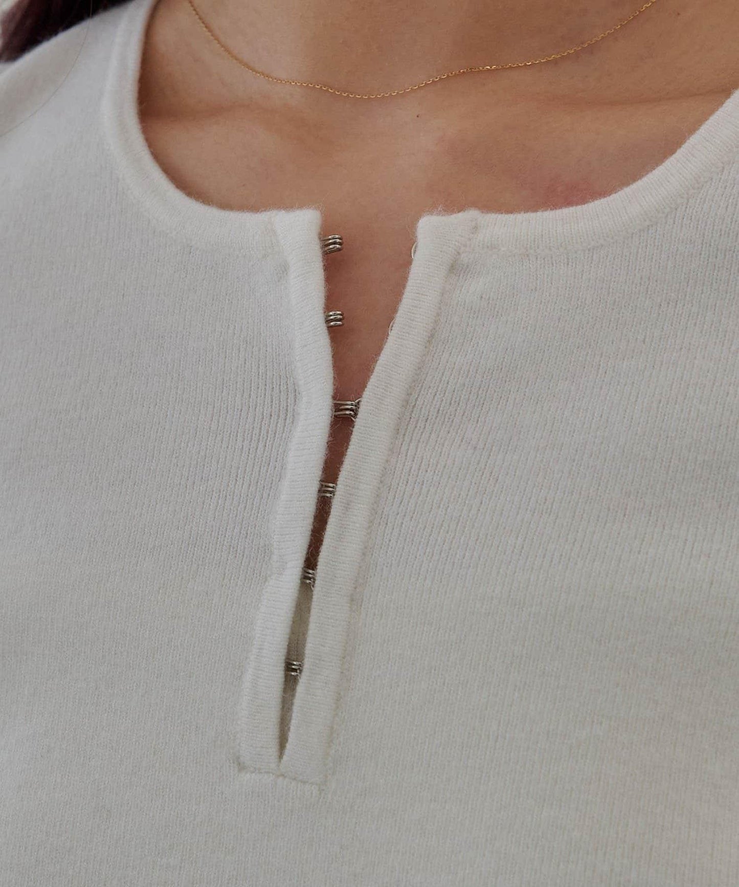 扣袢亨利領蓬鬆針織衫