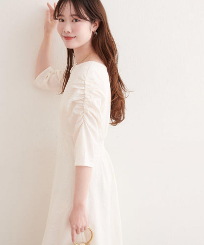 花卉提花泡泡袖連衣裙