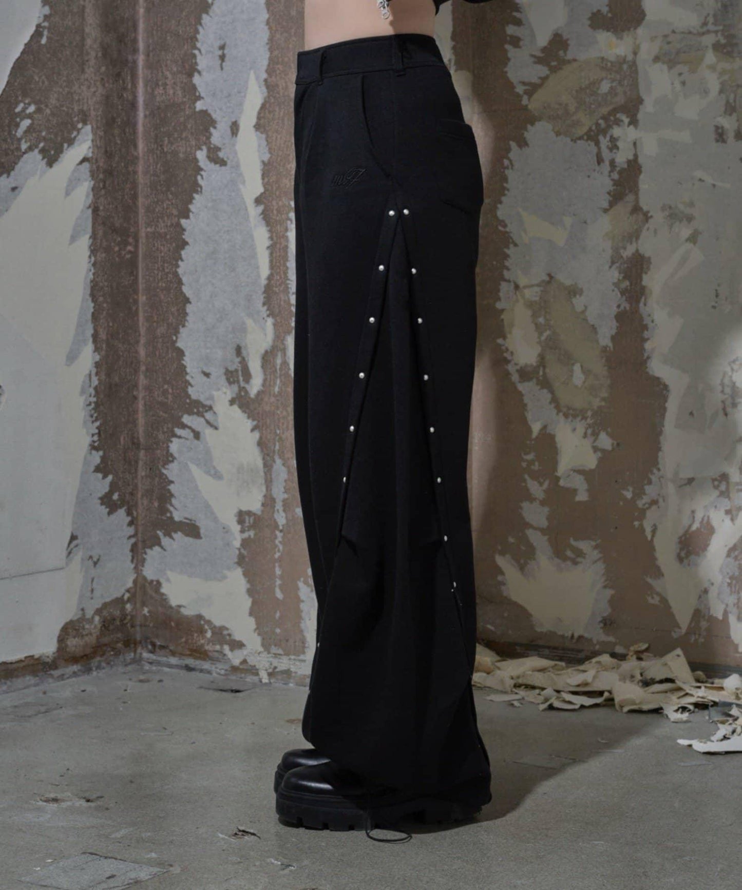 【Mavie..7】【3尺碼可選】鉚釘裝飾弧形衛褲