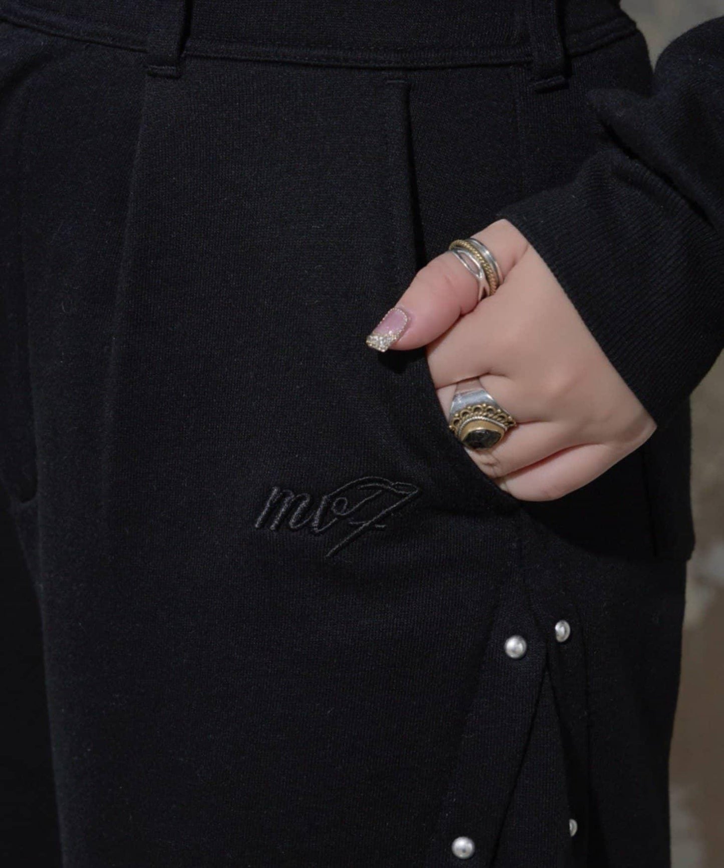 【Mavie..7】【3尺碼可選】鉚釘裝飾弧形衛褲