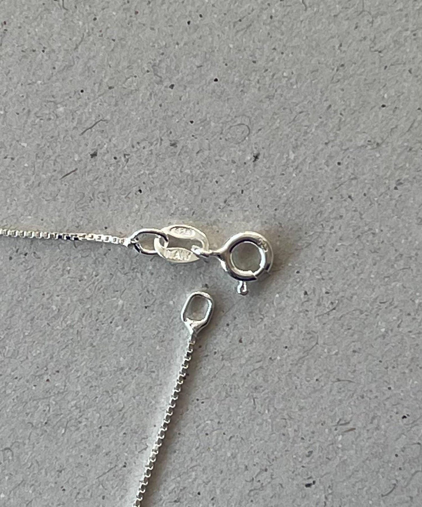 採用《スターリングシルバー》的迷你心形項鍊