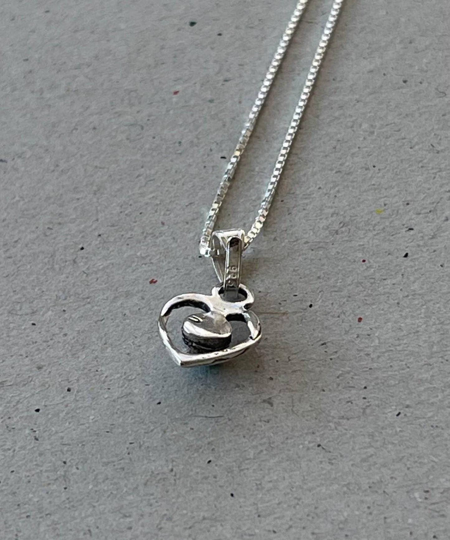 採用《スターリングシルバー》的迷你心形項鍊