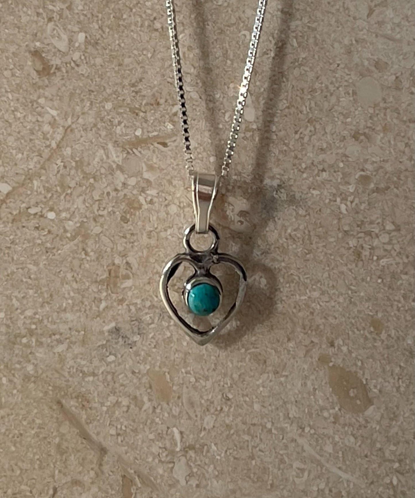 採用《スターリングシルバー》的迷你心形項鍊