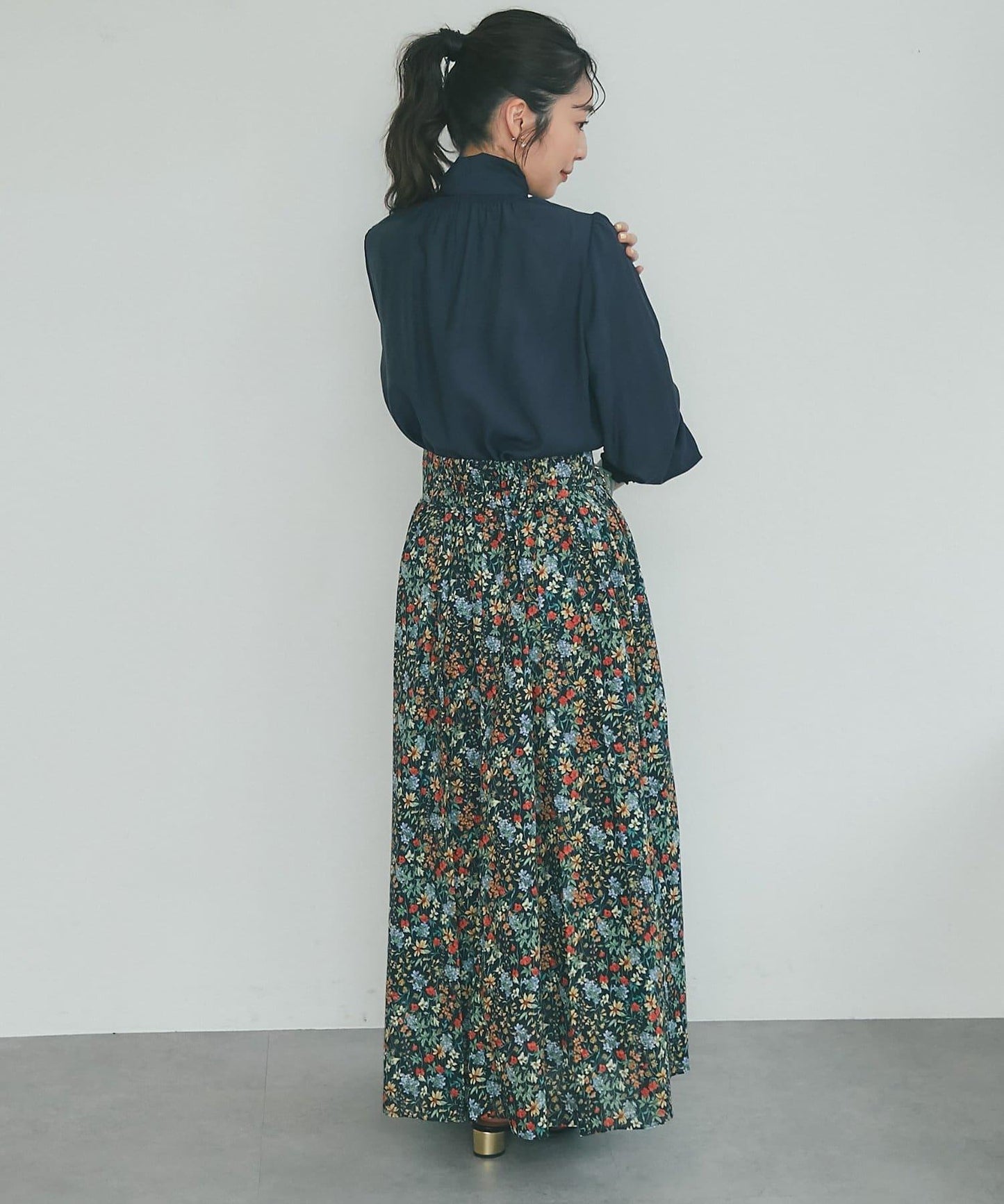 帶蝴蝶結領褶皺收腰襯衫