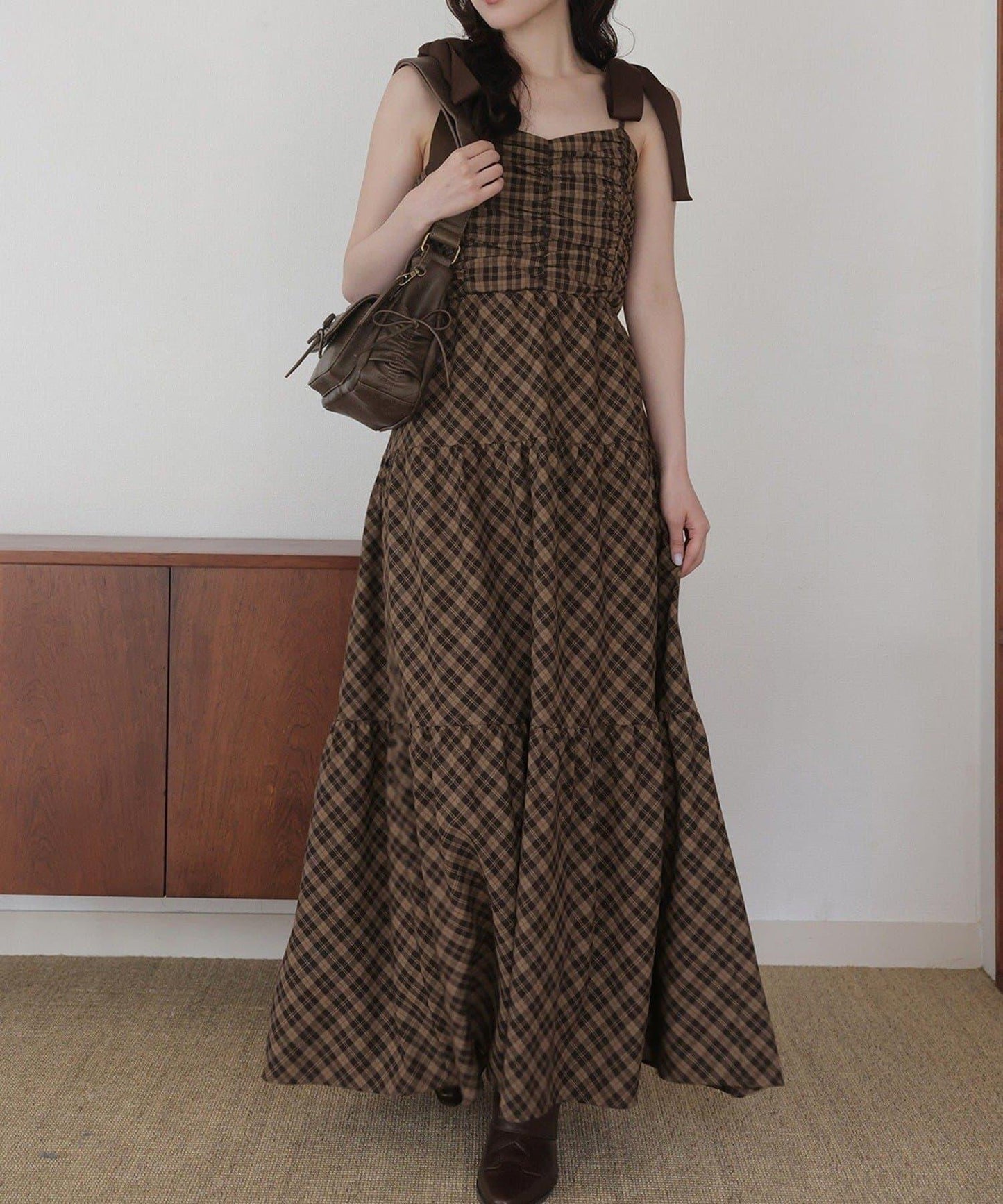 背部鏤空吊帶連衣裙