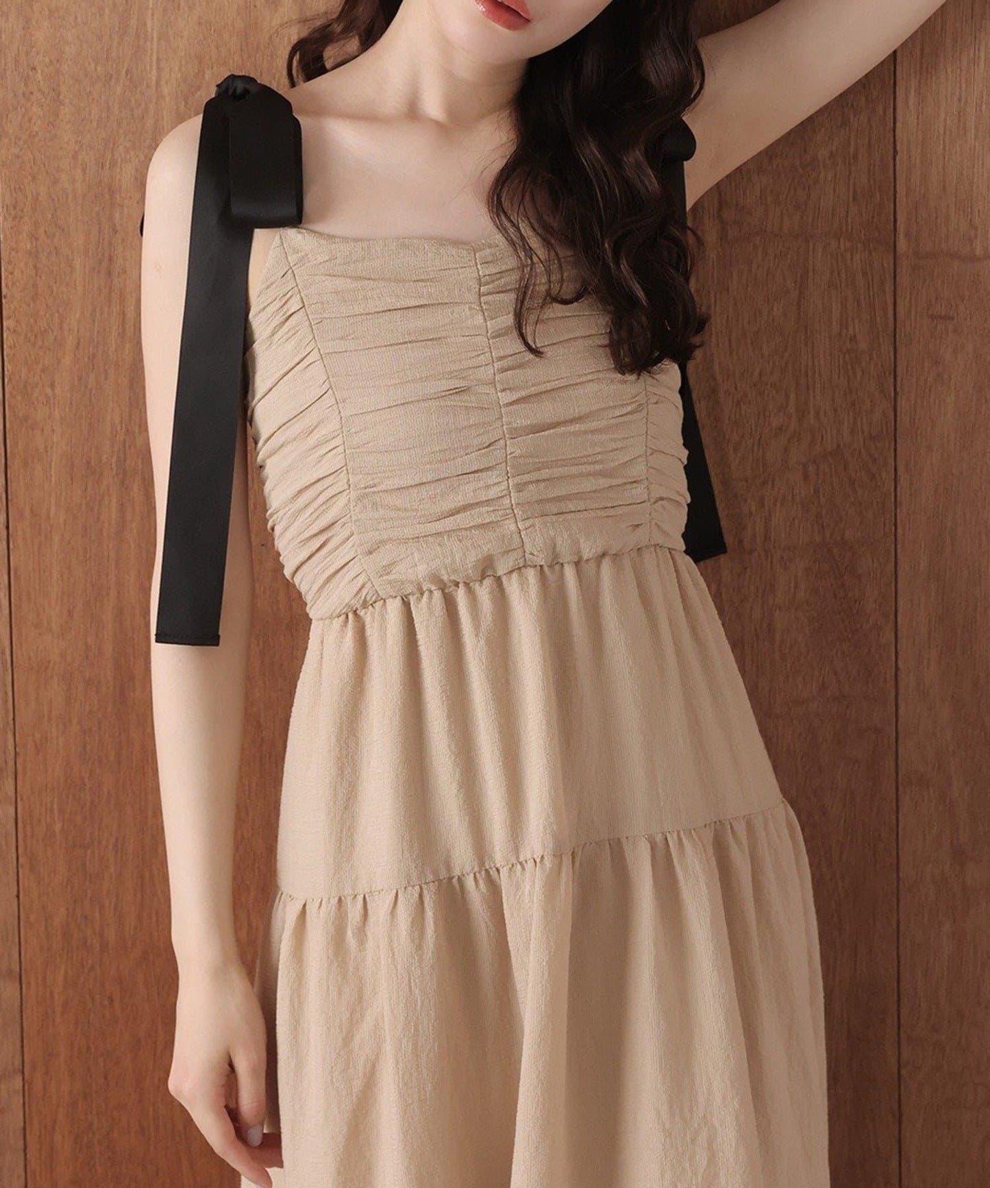 背部鏤空吊帶連衣裙