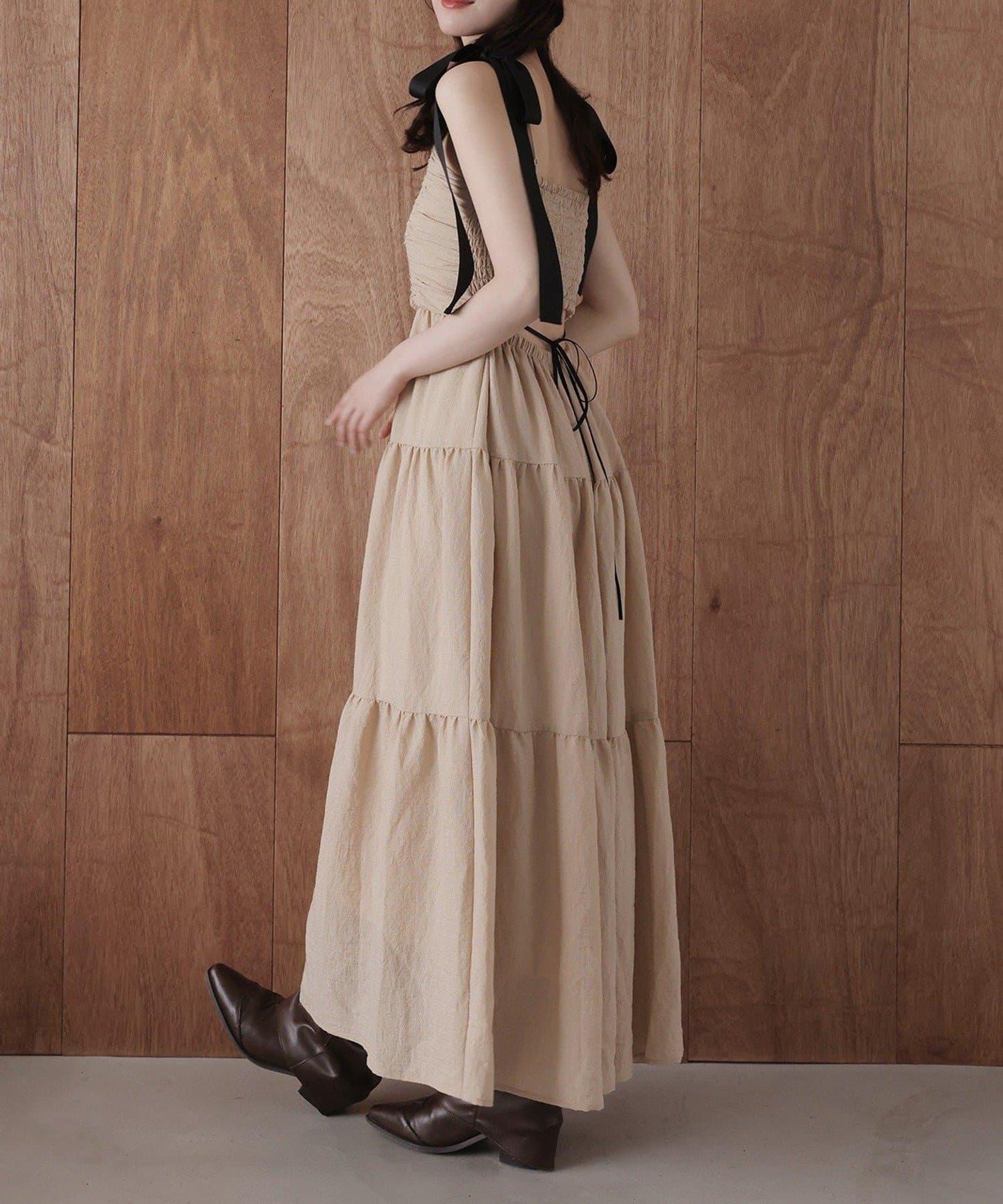 背部鏤空吊帶連衣裙