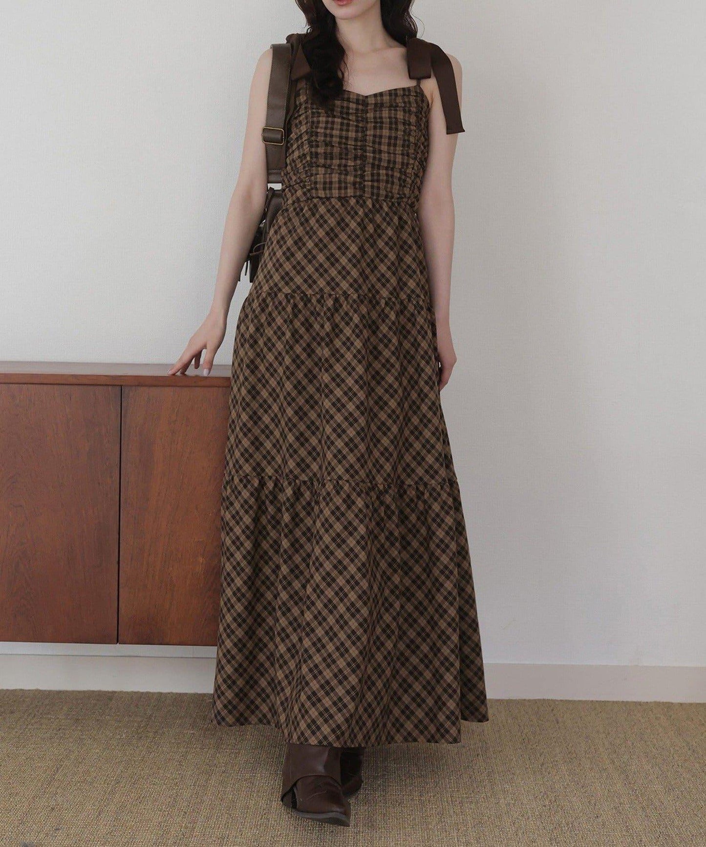 背部鏤空吊帶連衣裙