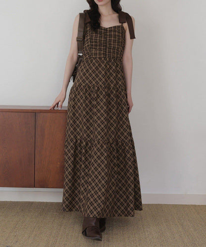 背部鏤空吊帶連衣裙