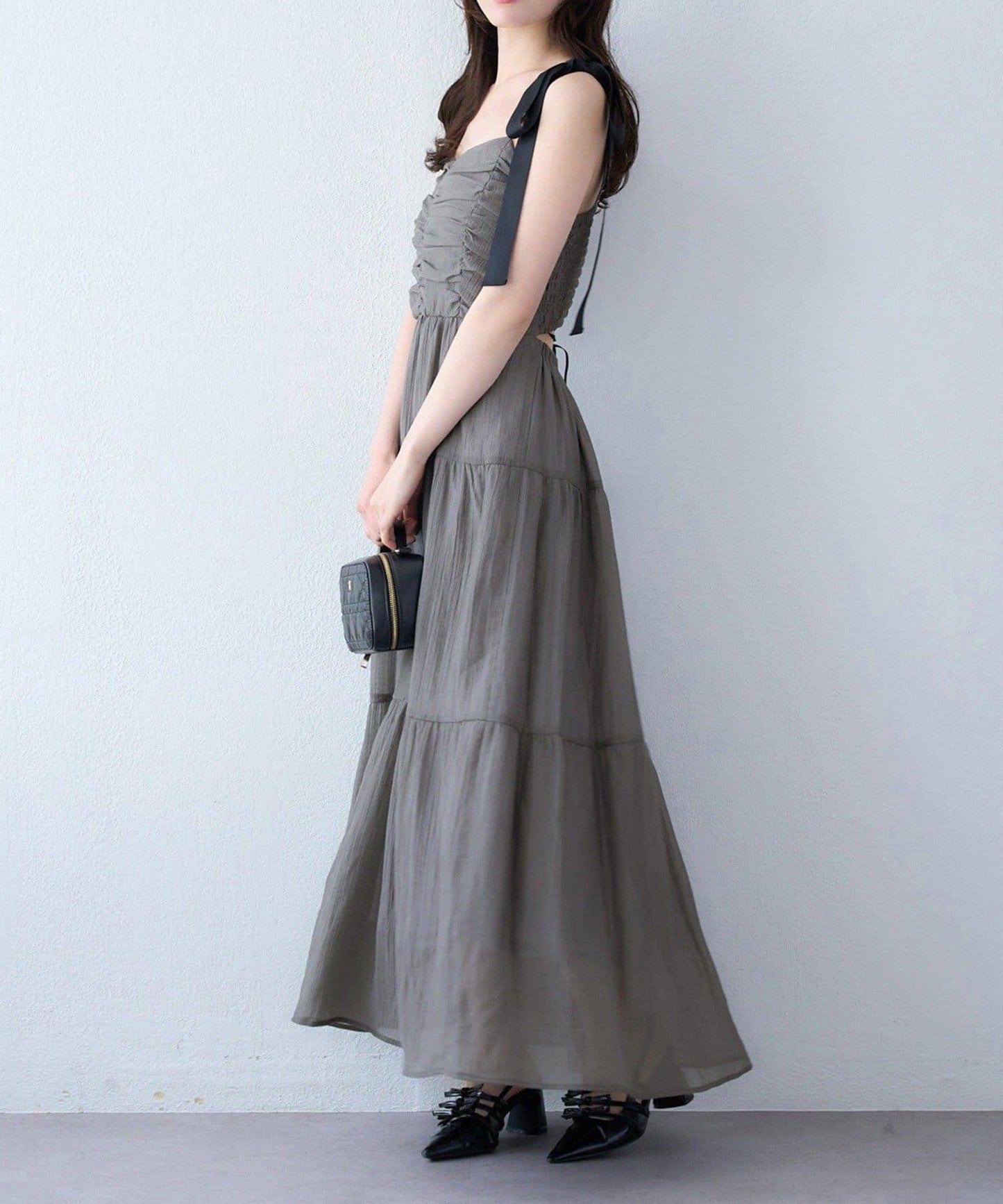 背部鏤空吊帶連衣裙
