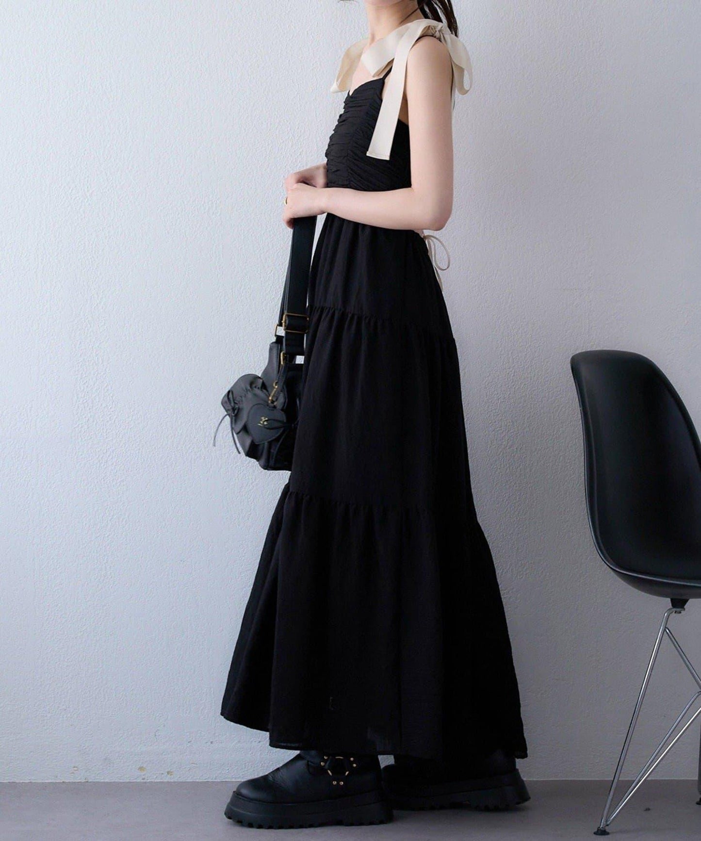 背部鏤空吊帶連衣裙