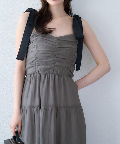 背部鏤空吊帶連衣裙