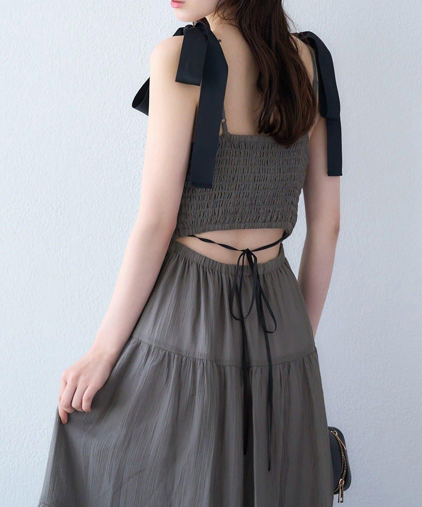 背部鏤空吊帶連衣裙