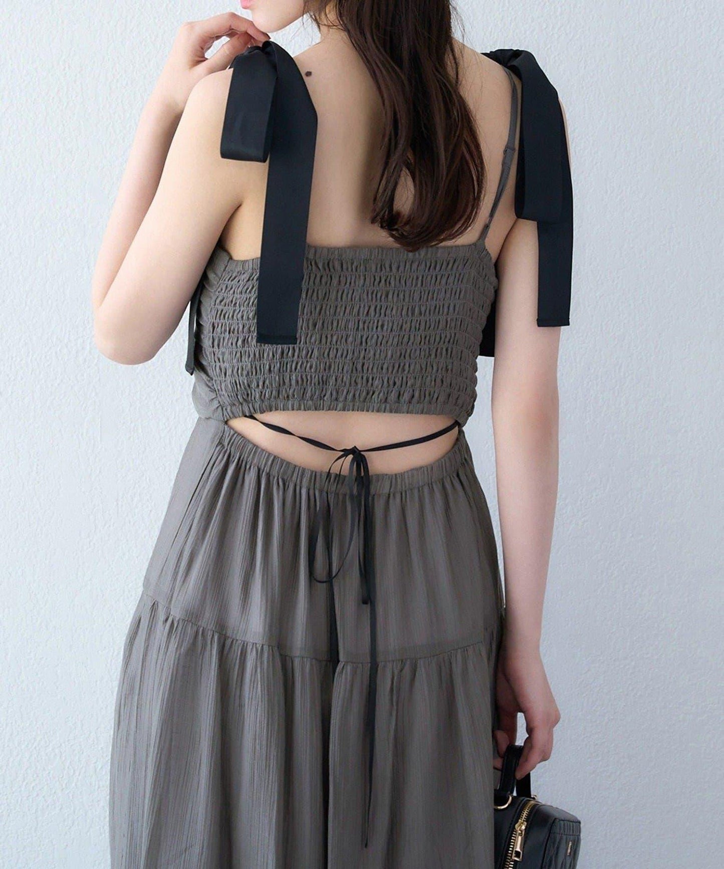 背部鏤空吊帶連衣裙