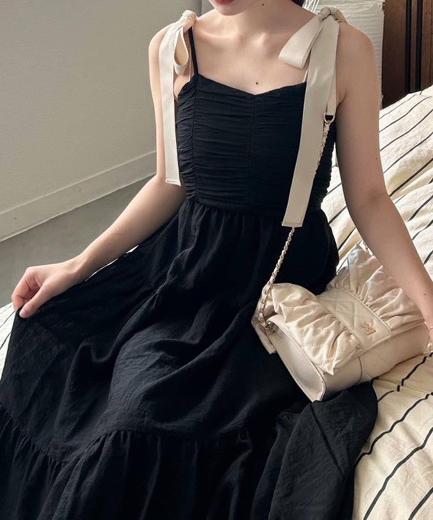 背部鏤空吊帶連衣裙