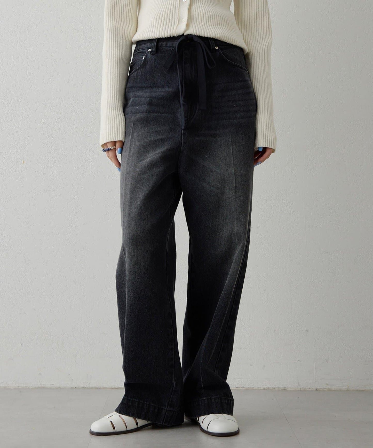 中線壓褶黑色牛仔褲