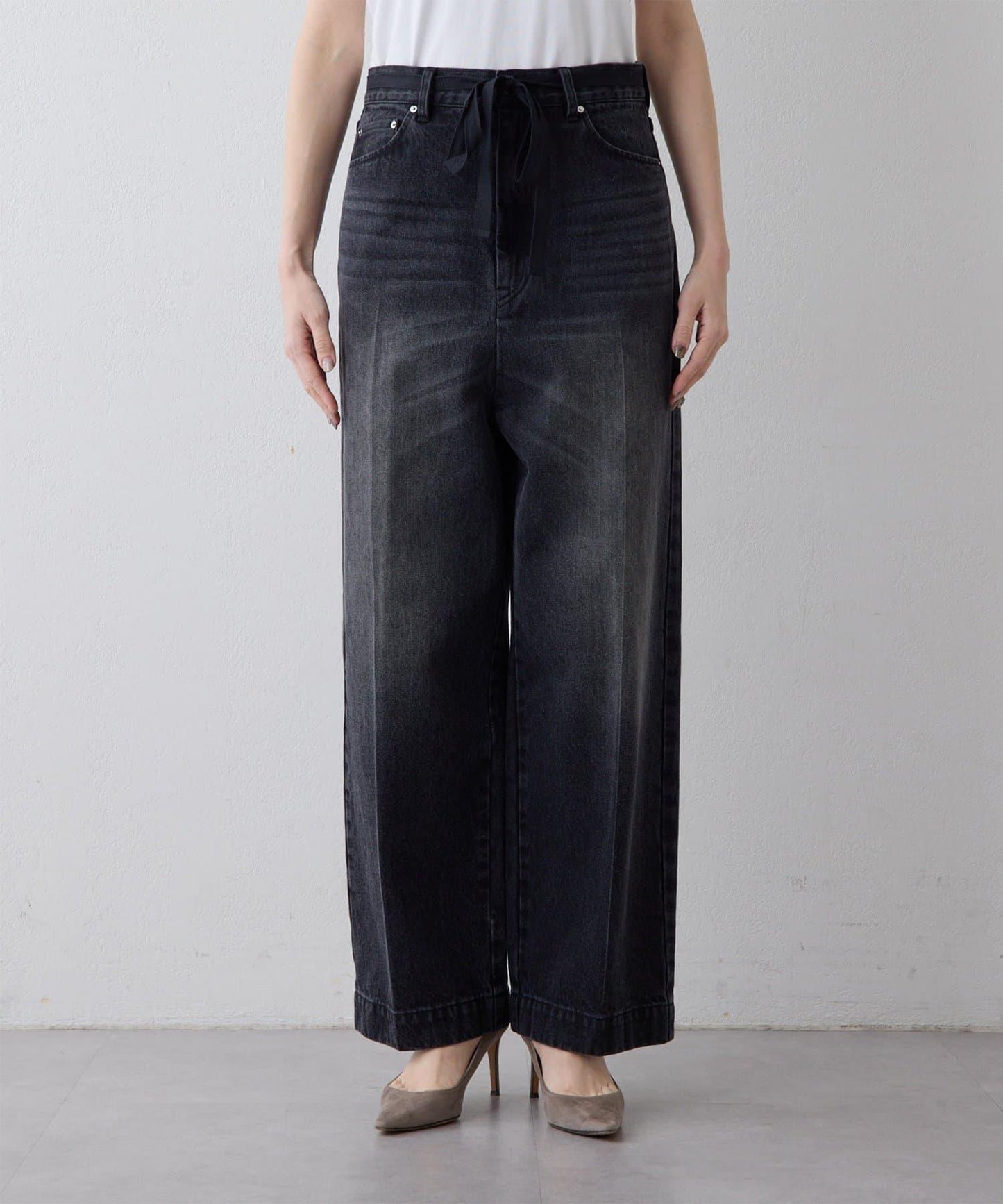 中線壓褶黑色牛仔褲