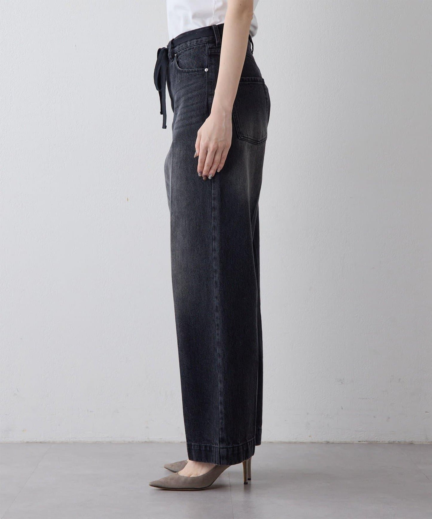 中線壓褶黑色牛仔褲