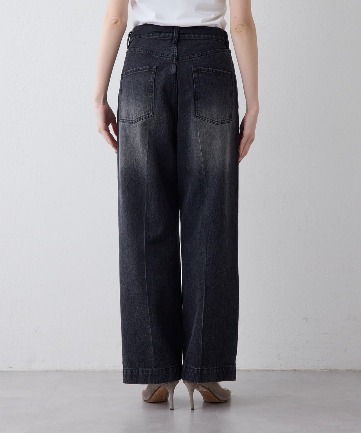 中線壓褶黑色牛仔褲