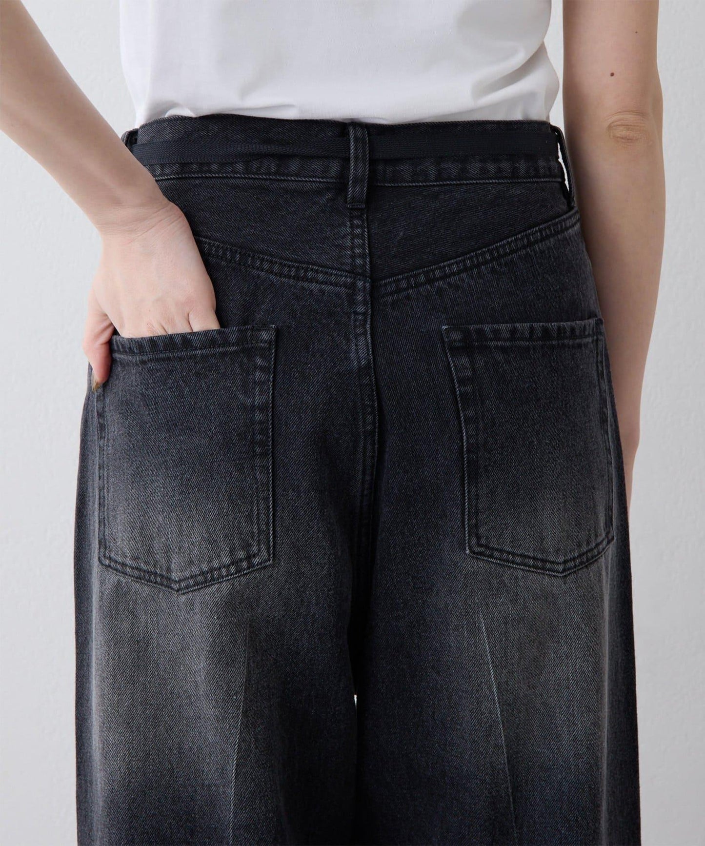 中線壓褶黑色牛仔褲