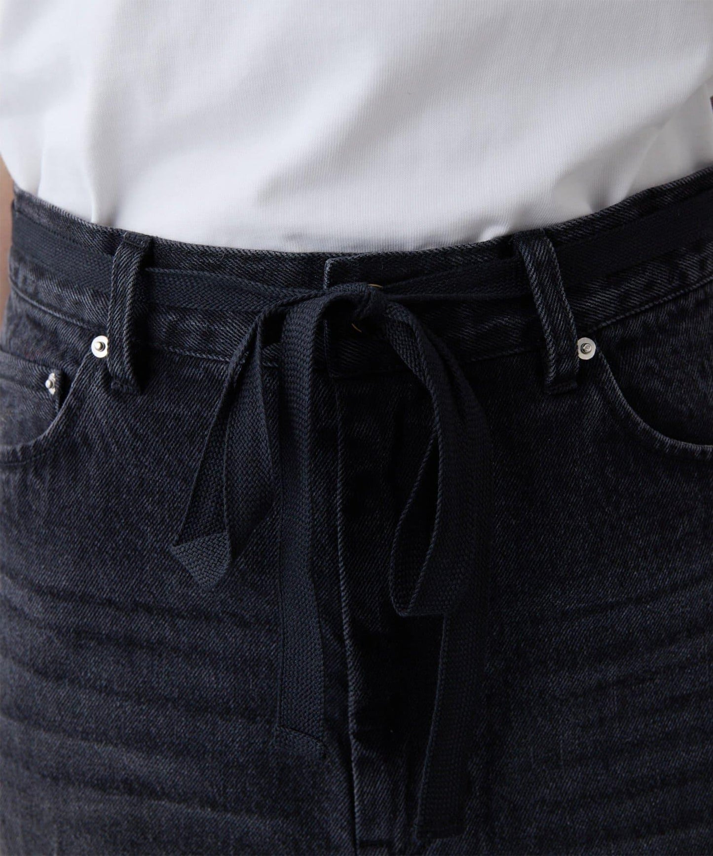 中線壓褶黑色牛仔褲