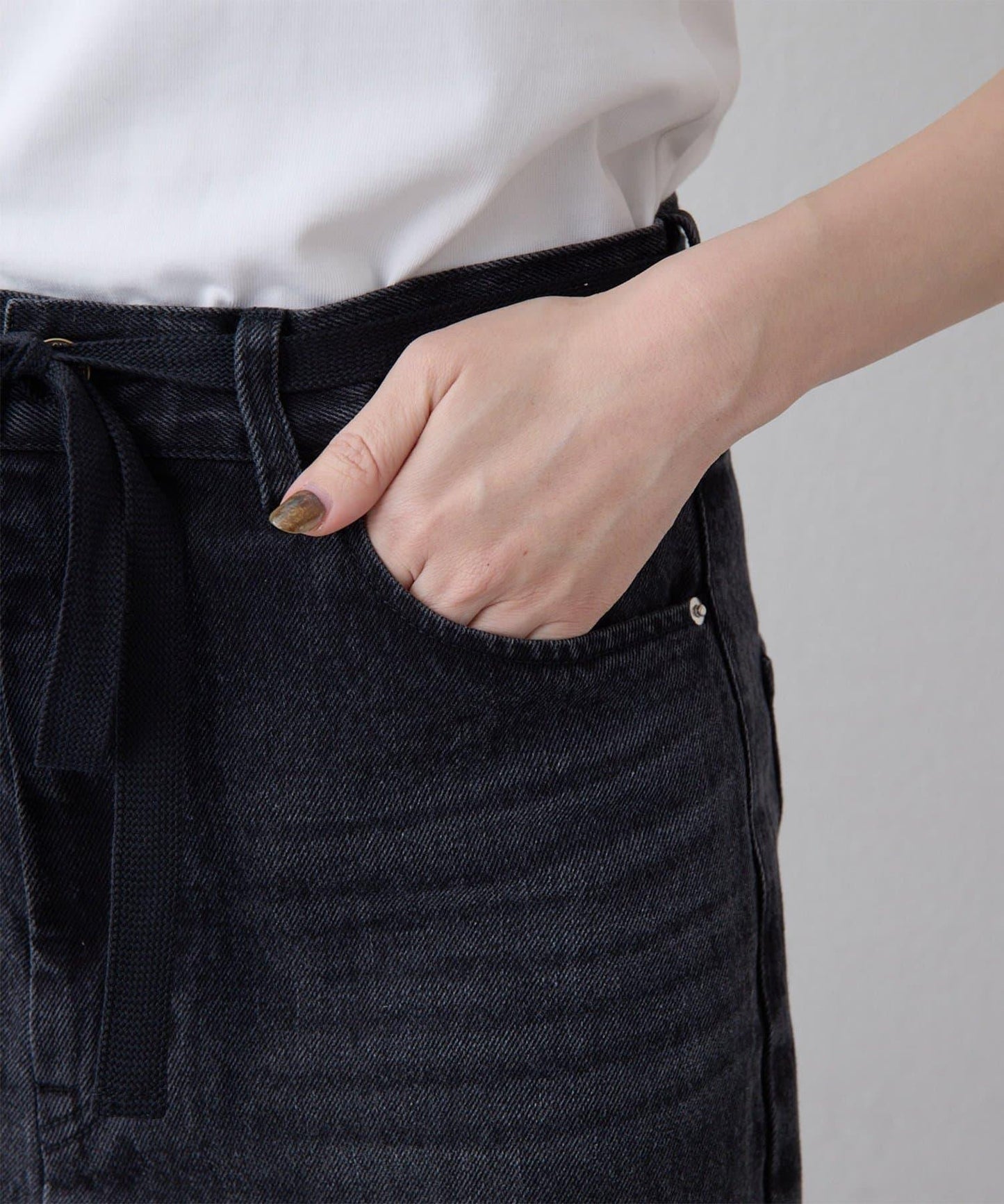 中線壓褶黑色牛仔褲