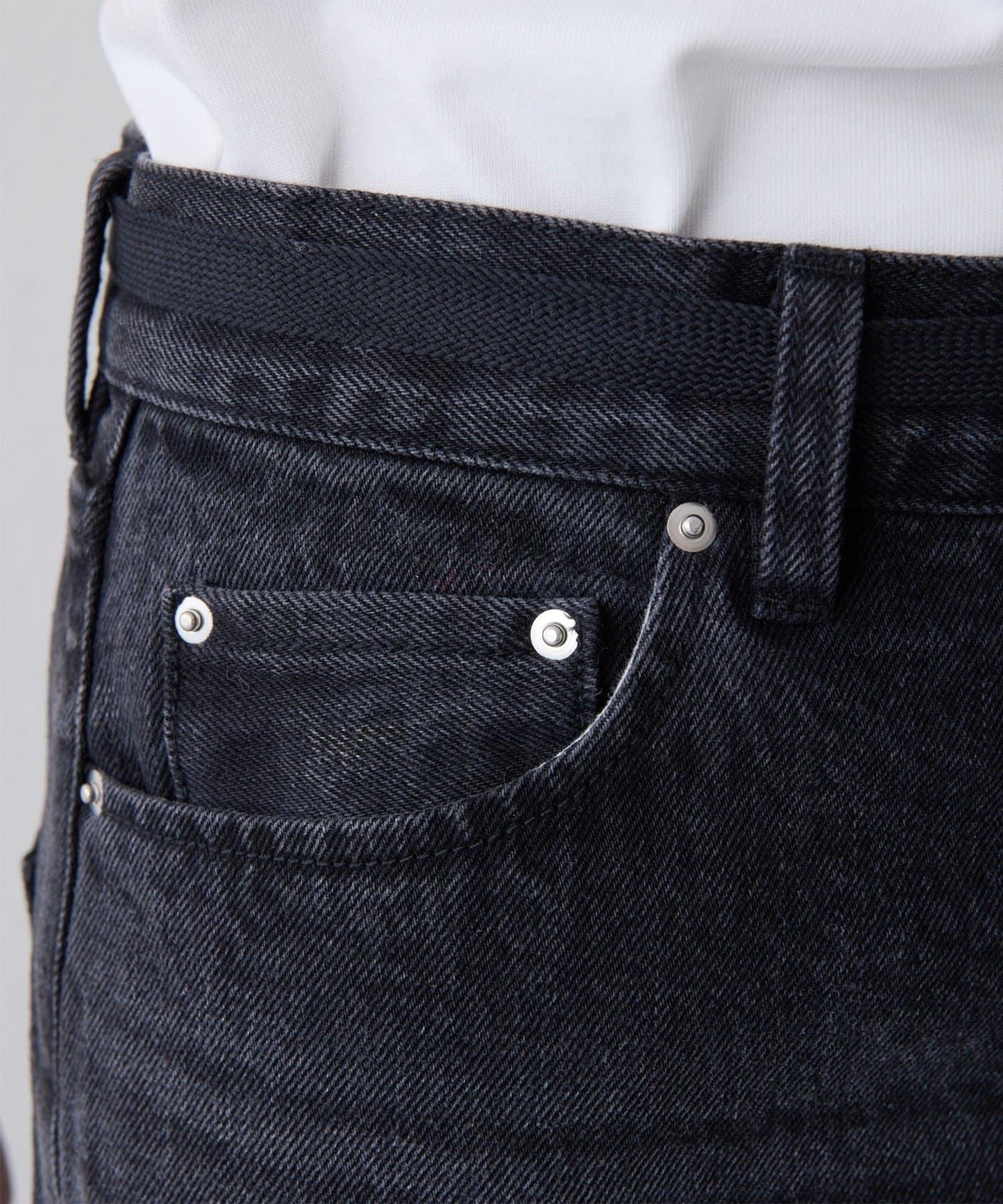 中線壓褶黑色牛仔褲