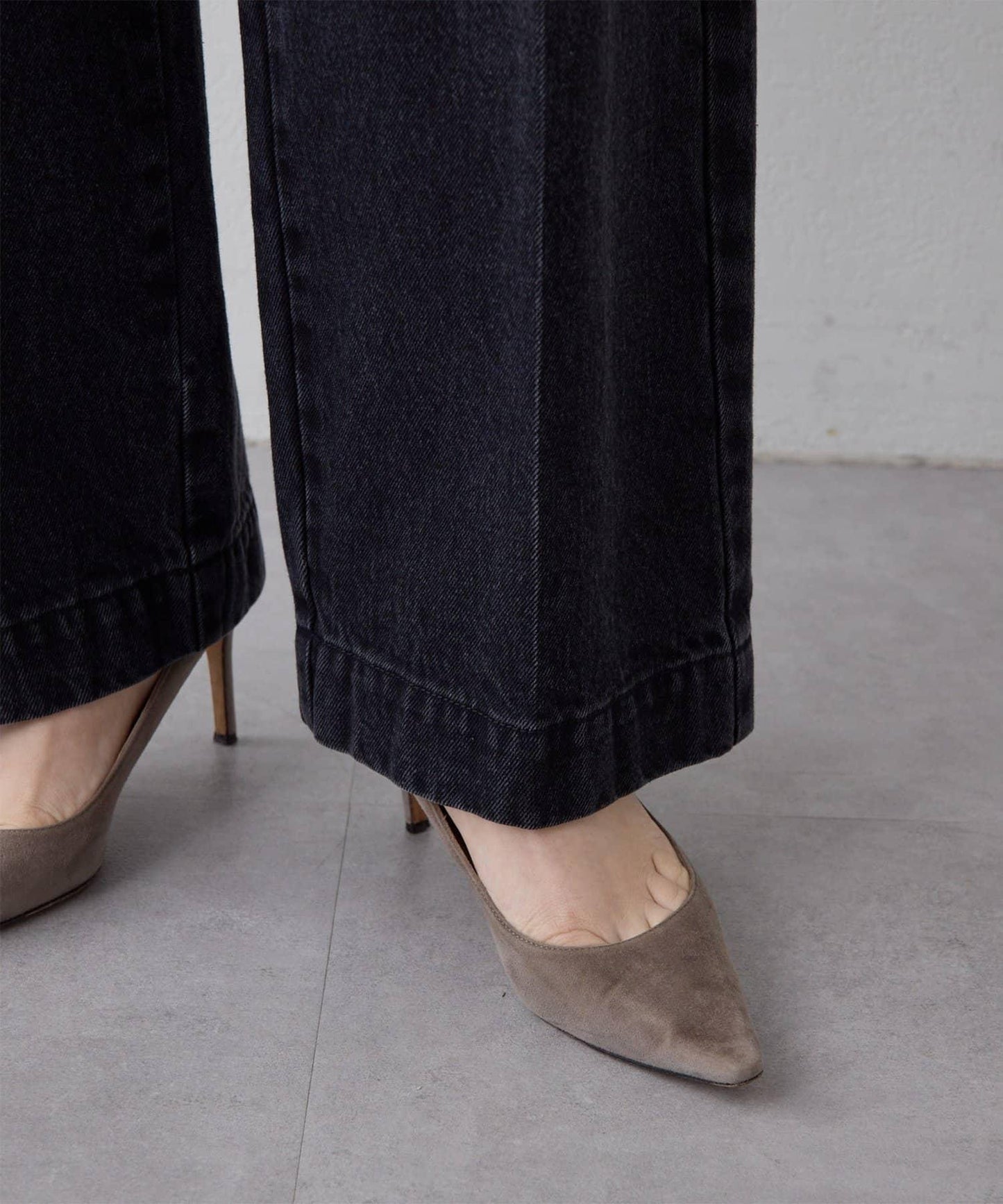 中線壓褶黑色牛仔褲