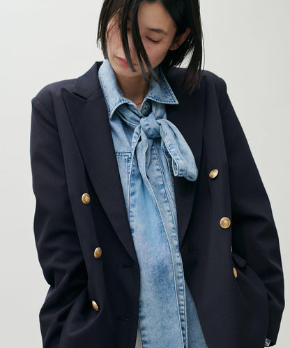 金色紐扣西裝外套