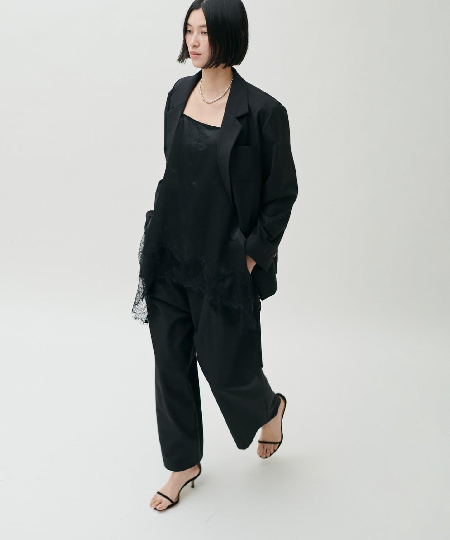 前後兩穿下襬蕾絲吊帶襯衫