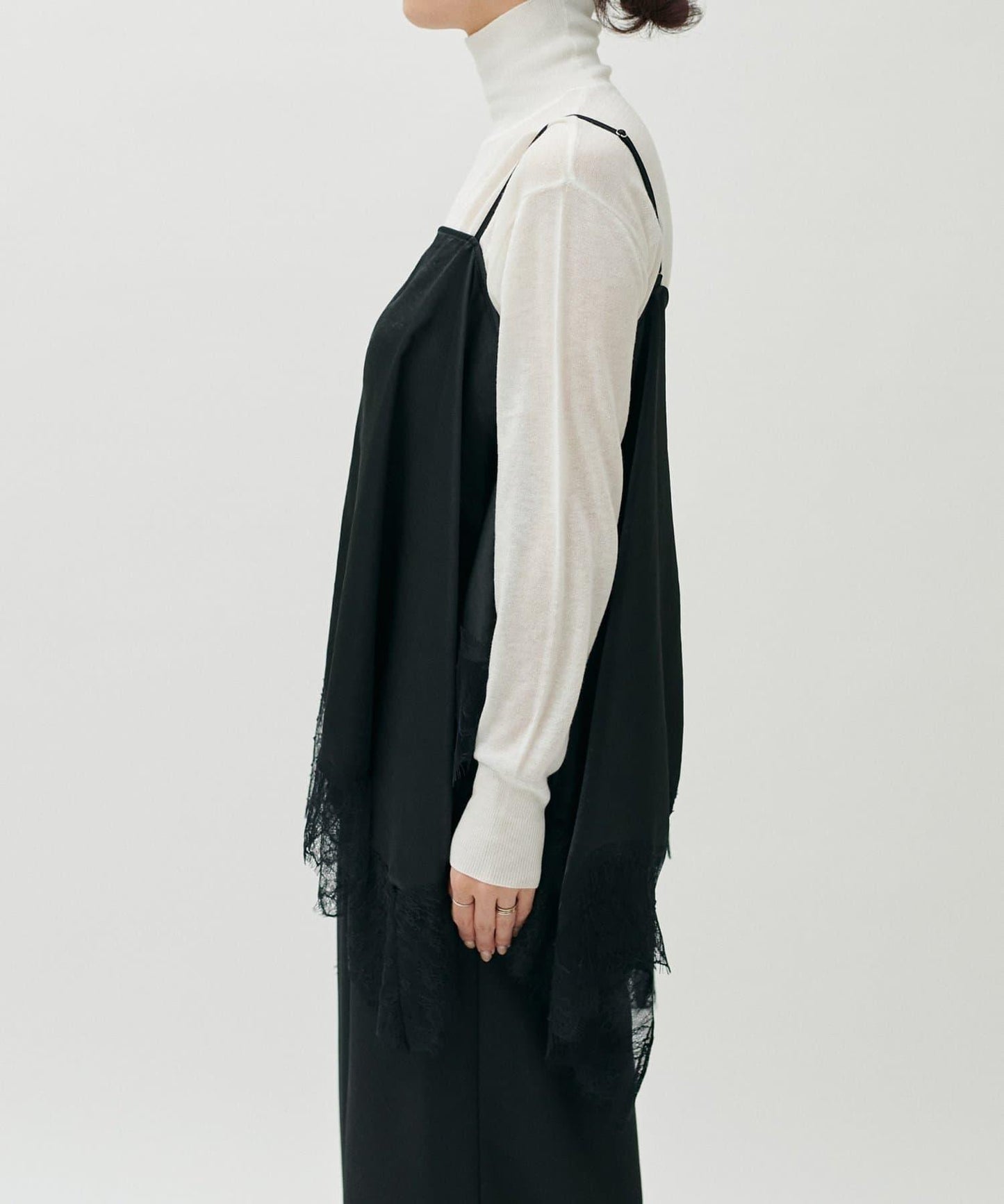 前後兩穿下襬蕾絲吊帶襯衫