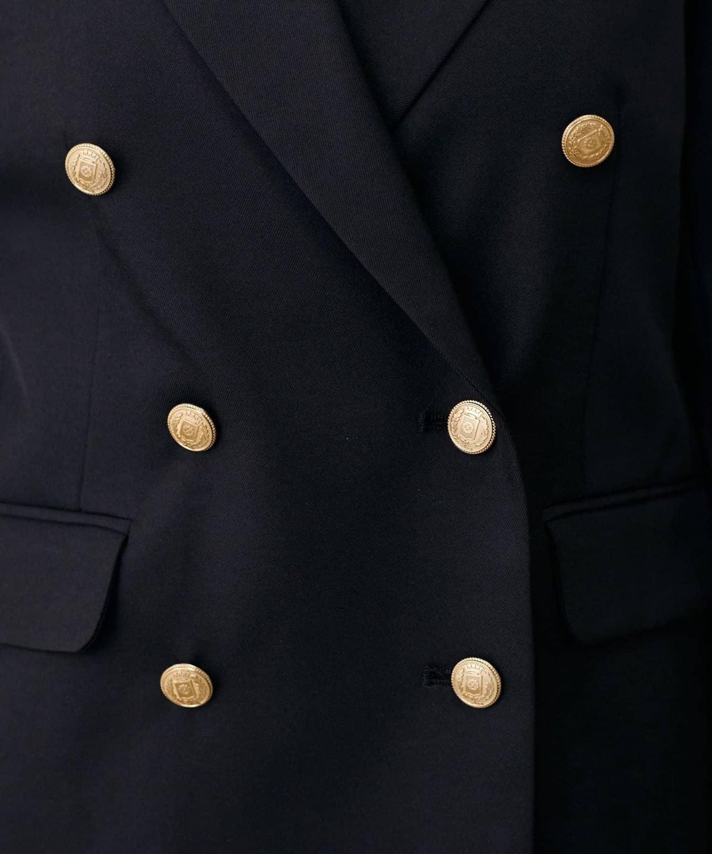 金色紐扣西裝外套