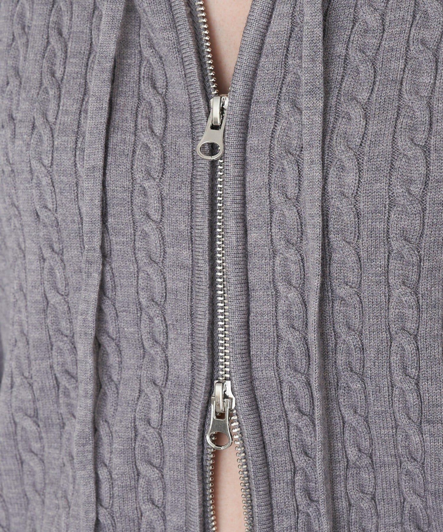 麻花紋胸部刺繡連帽衛衣